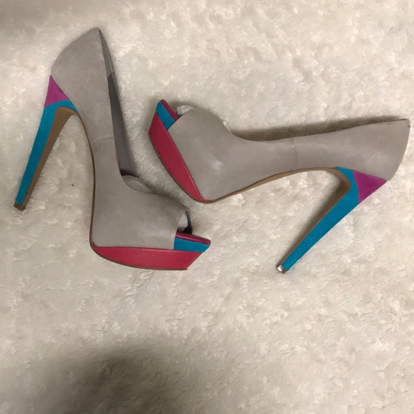 Heels - Picture 2 of 4